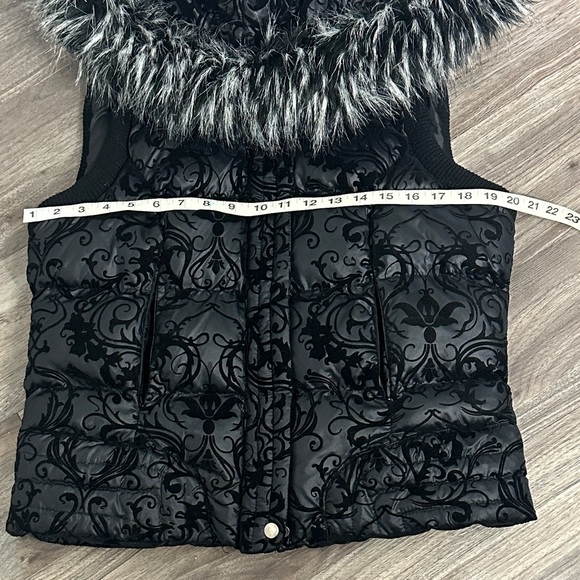 Daytrip Black Floral Women's Vest with Fur Trim - Picture 10 of 12